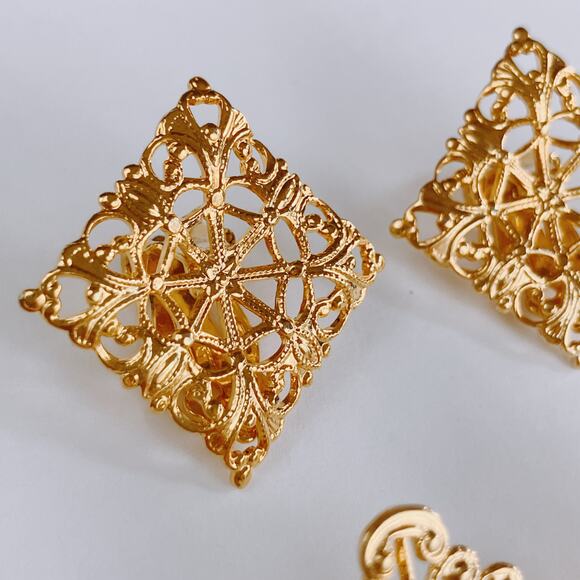 VTG Lot of 2 Clip On Earrings Gold Tone Filigree Ornate Costume Jewelry - Picture 5 of 11